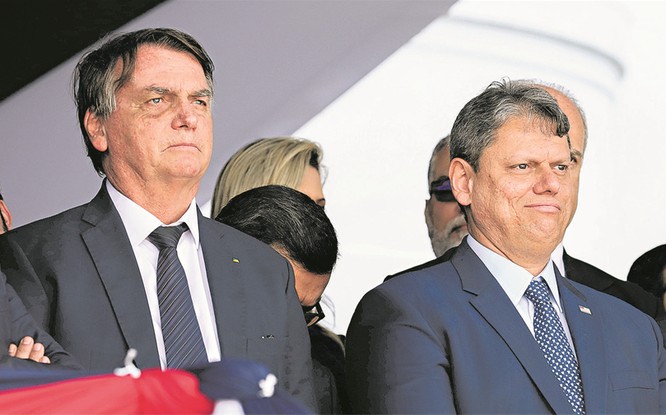 Bolsonaro e Tarcísio de Freitas participam de solenidade na Academia da Polícia Militar de SP: eventual inelegibilidade do ex-presidente projetaria governador como seu sucessor