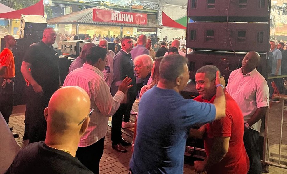 Ailton Guimarães Jorge, o Capitão Guimarães, conversando com Jorge Perlingeiro no sorteio que definiu ordem dos desfiles do carnaval 2025 — Foto: Agência O Globo