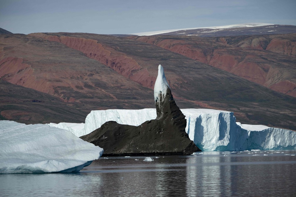 Gelo derrete e icebergs flutuam ao longo do fiorde de Scoresby Sound, na Groenlândia — Foto: Olivier MORIN/AFP