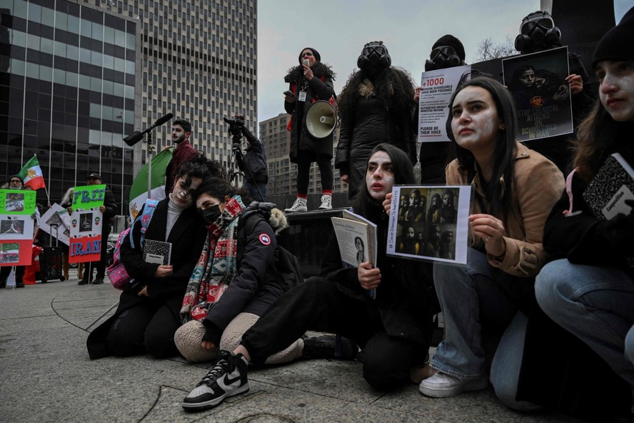 Ativistas do grupo iraniano de direitos das mulheres com sede em Nova York Woman Life Freedom participam de uma manifestação condenando o envenenamento em massa de estudantes iranianas, em Nova York, em 11 de março de 2023