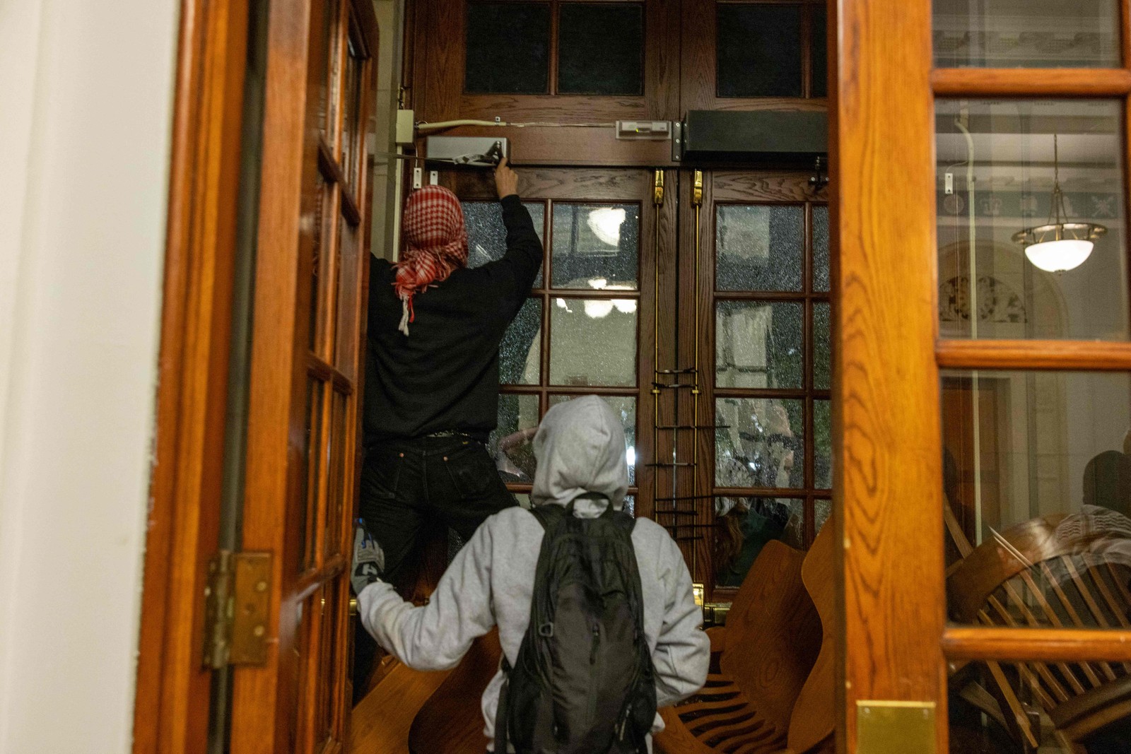 Manifestantes do acampamento pró-Palestina no Campus de Columbia barricam-se dentro do Hamilton Hall — Foto: Alex Kent/Getty Images/AFP