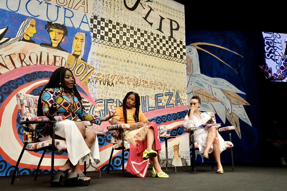 Carla Akotirene (esq.), a nigeriana Akwaeke Emezi e a mediadora Maria Carolina Casati — Foto: Divulgação/Flip