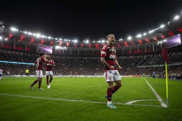 Arrascaeta comemora o segundo gol do Flamengo no maracanã