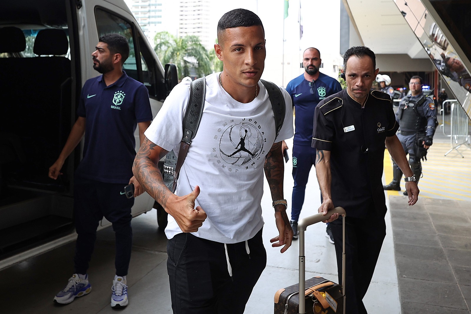 Guilherme Arana, do Atlético-MG, desembarcando em Cuiabá para jogo eliminatório da Copa 2026 — Foto: Vitor Silva/CBF