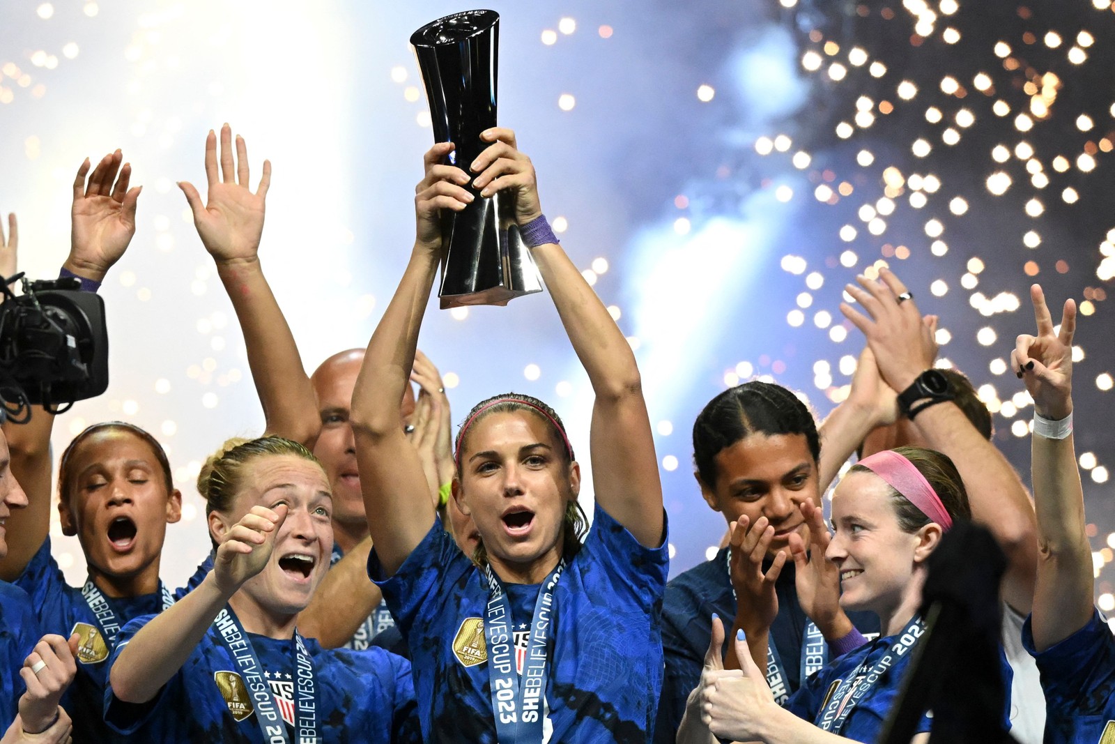 A atacante dos Estados Unidos Alex Morgan ergue o troféu da SheBelieves Cup, quadrangular jogado  com Japão, Brasil e Canadá — Foto: PATRICK T. FALLON/AFP