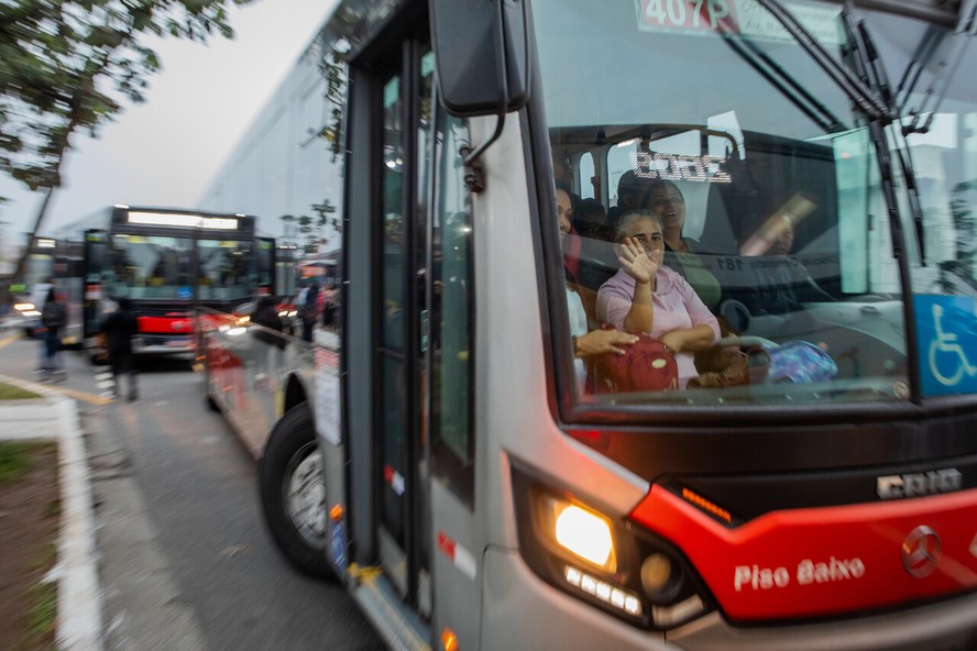 Ônibus em São Paulo: prefeito Ricardo Nunes estuda implementar tarifa zero aos domingos ou à noite