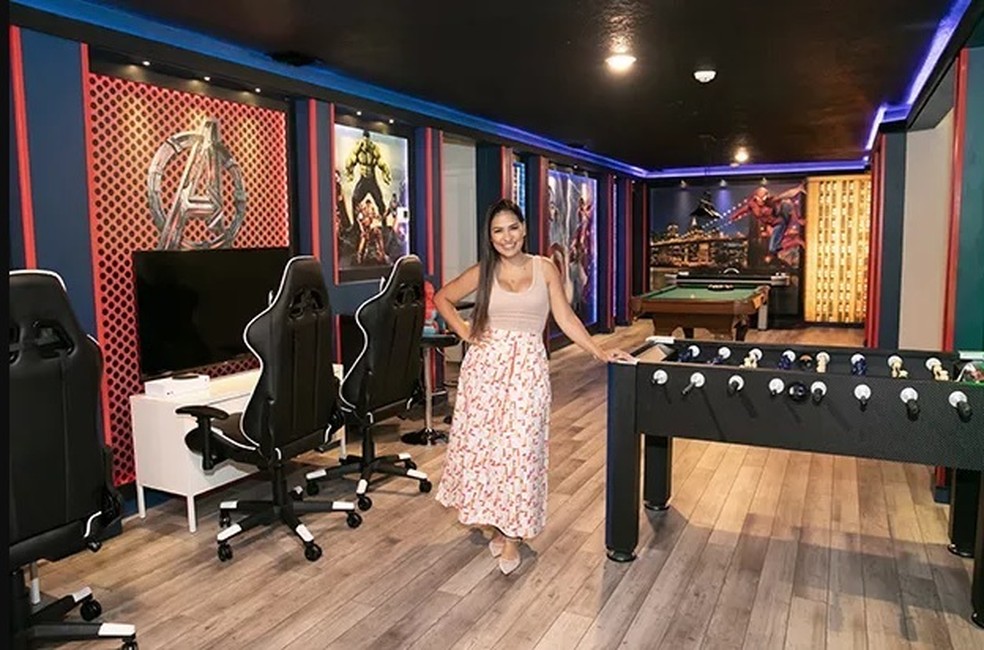Simone Mendes em sala de jogos em sua mansão temática em Orlando, nos EUA — Foto: Divulgação