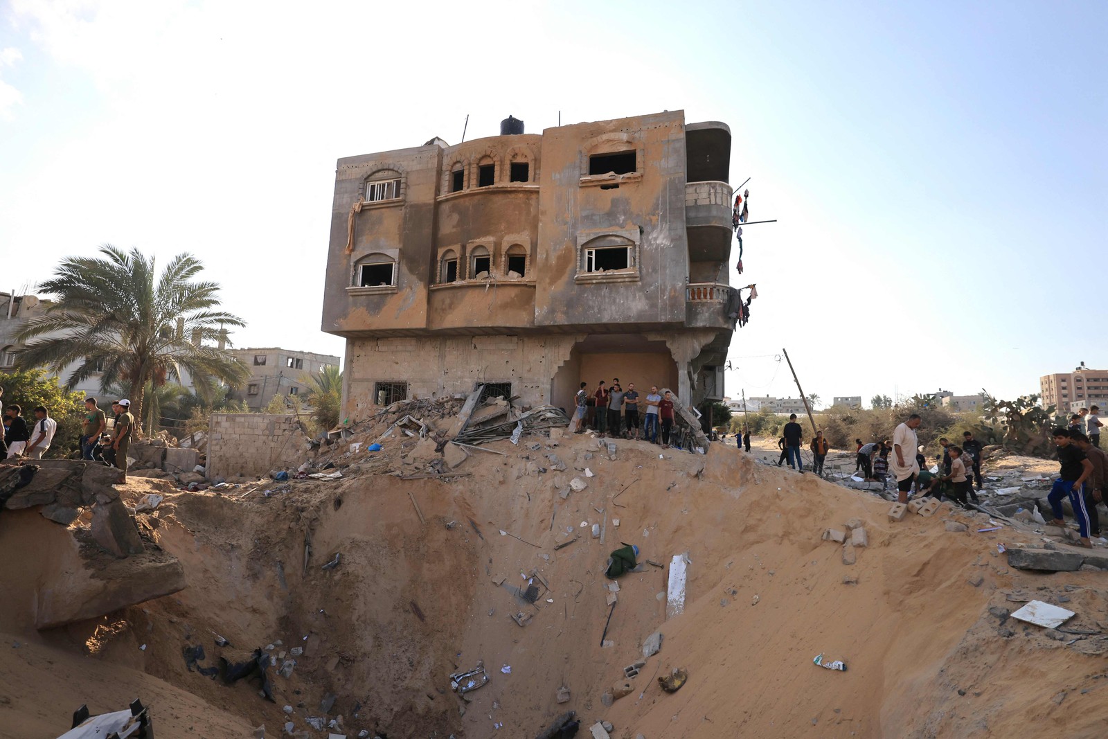 Ataques aéreos de Israel formaram uma cratera na Faixa de Gaza — Foto: Mahmud Hams/AFP
