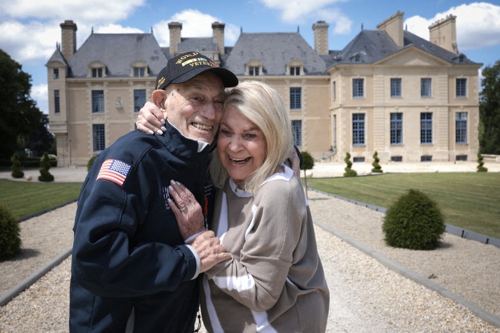 Harold Terens, veterano americano da Segunda Guerra Mundial, de 100 anos, e sua noiva Jeanne Swerlin, de 96 anos. — Foto: Getty Images via AFP