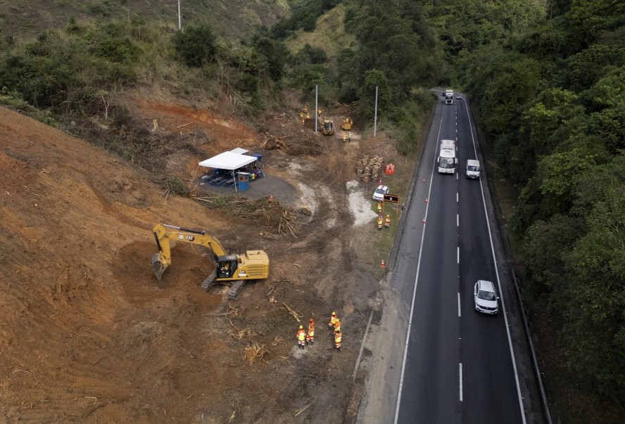 Construção na Rodovia Presidente Dutra, na Serra das Araras, iniciada em abril: operários trabalham no corte de árvores e na terraplenagem do trecho que vai receber a nova estrada