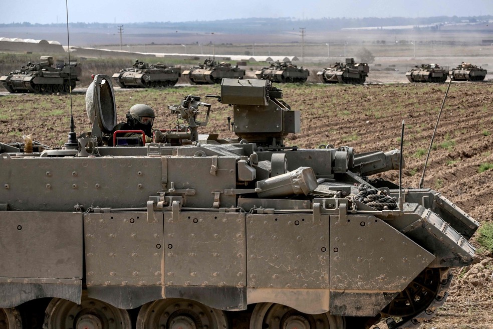 Tanques de Israel na fronteira com a Faixa de Gaza — Foto: Aris Messinis/AFP