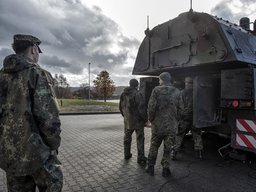 Militares alemães e ucranianos em uma escola de artilharia em Idar-Oberstein, na Alemanha