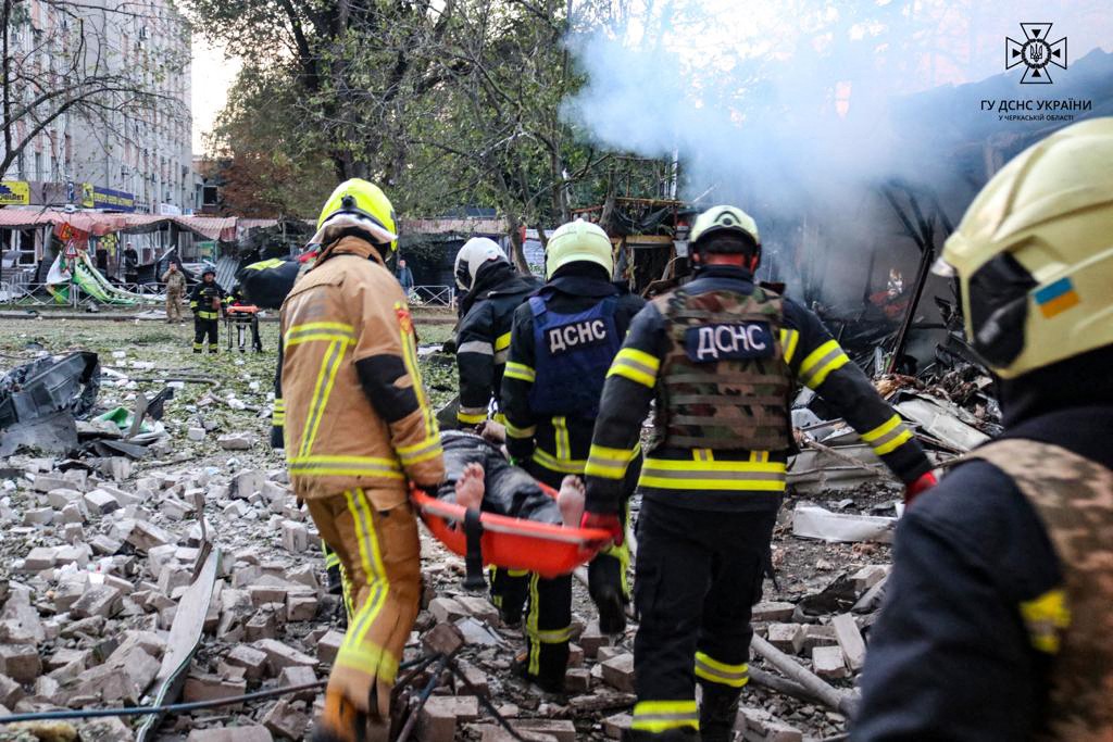 Socorristas carregam homem ferido na cidade de Cherkasy após ataque russo — Foto: Serviços de Emergência Ucranianos/AFP