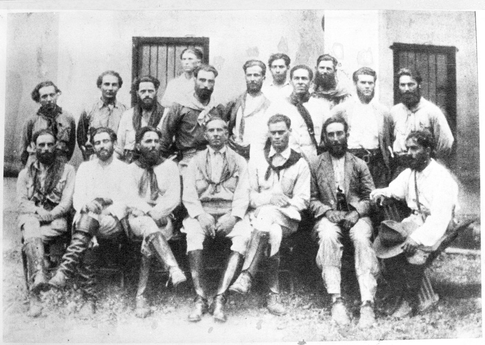 Em 1924, tivera início a Coluna Prestes, caravana contra o presidente Artur Bernardes. — Foto: Reprodução