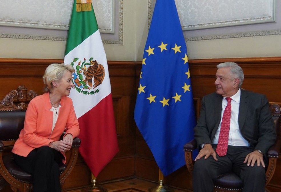 Presidente da Comissão Europeia, Ursula von der Leyen, conversa com presidente mexicano, Andrés Manuel López Obrador — Foto: AFP