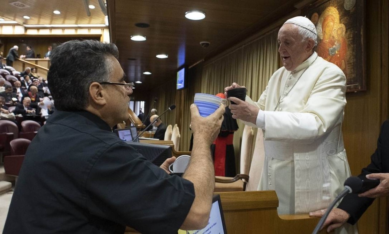 O papa Francisco recebe de presente copinho de silicone retrátil, produto 100% brasileiro criado pela carioca e ativista ambiental Fe Cortez para evitar copos plásticos descartáveis  — Foto: Divulgação