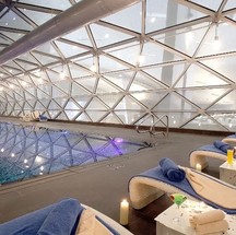 Aeroporto em Doha tem um dos hotéis mais luxuosos do mundo com comodidades como piscina e simulador de golfe — Foto: Reprodução/Instagram