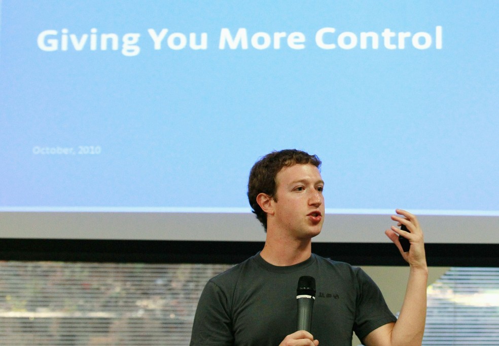 Em conferência no dia 6 de outubro de 2010 em Palo Alto, Califórnia, Zuckerberg anunciou criação de grupos e a capacidade de baixar tudo o que você postou no Facebook — Foto: Justin Sullivan/Getty Images/AFP