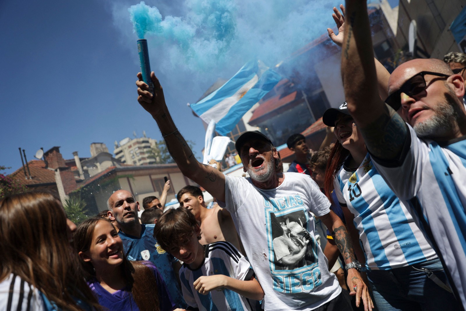 Torcedores da Argentina comemoram na antiga casa de Diego Maradona, em Buenos Aires — Foto: TOMAS CUESTA / AFP