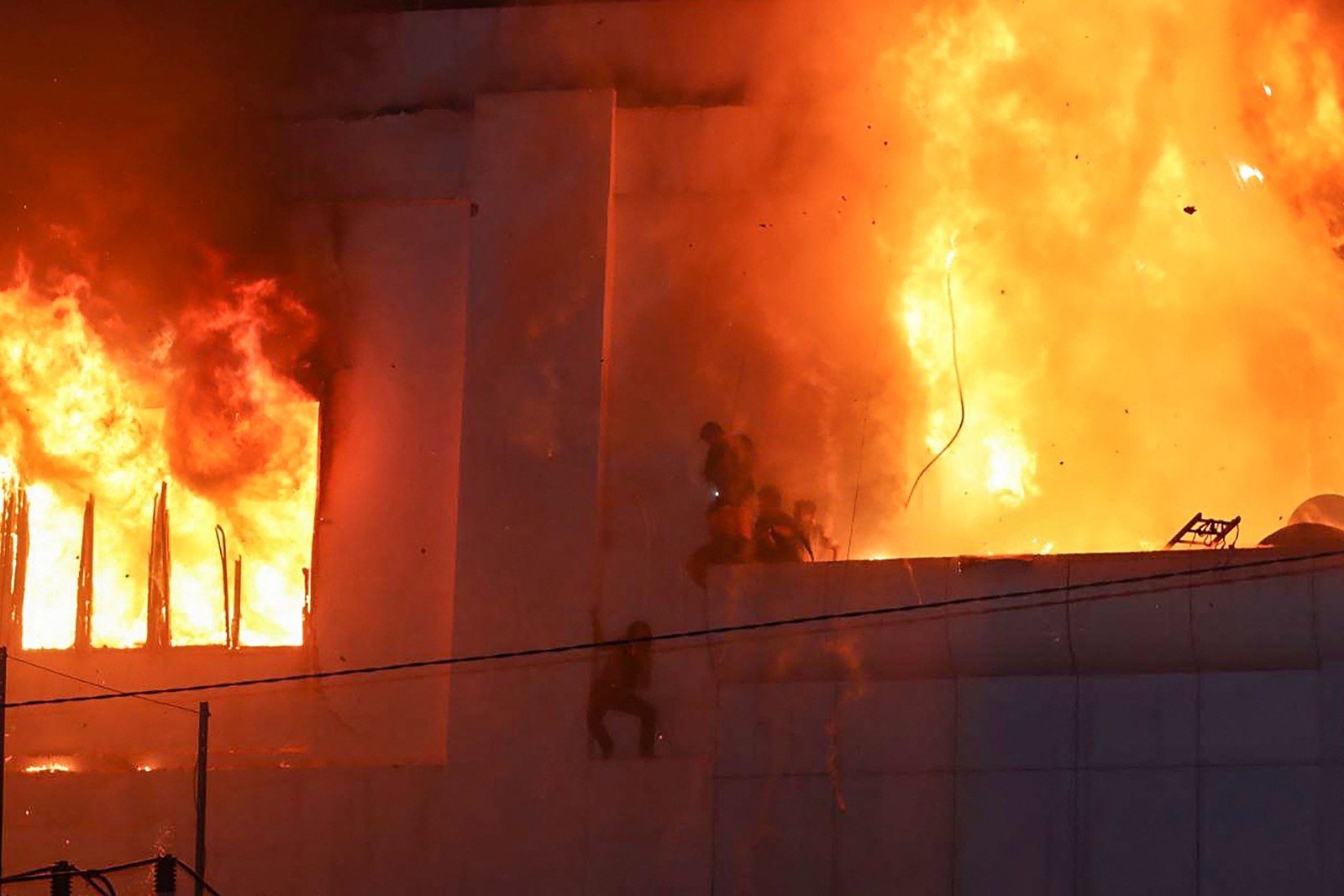 Incêndio de grandes proporções atinge o hotel-cassino Grand Diamond City em Poipet, no Camboja — Foto: AFP