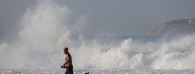 Ressaca na praia do Leblon — Foto: Márcia Foletto / Agência O Globo