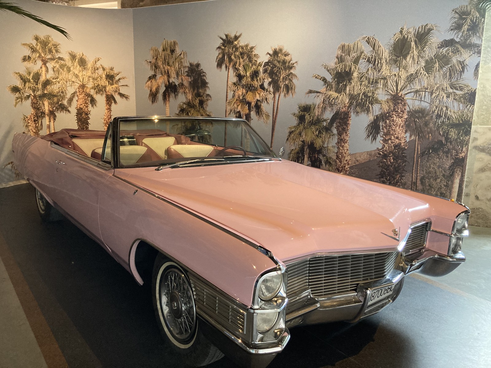 O Cadillac cor-de-rosa é um dos muitos espaços 'instagramáveis' do Pink Palace, o museu dedicado ao vinho rosé no complexo WOW, em Vila Nova de Gaia, na região do Porto, em Portugal — Foto: Anna Luiza Santiago / O Globo