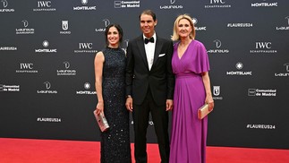 O tenista espanhol Rafael Nadal e sua esposa Xisca Perello (esquerda) posam no tapete vermelho antes da 25ª gala do Laureus World Sports Awards em Madri — Foto: JAVIER SORIANO / AFP