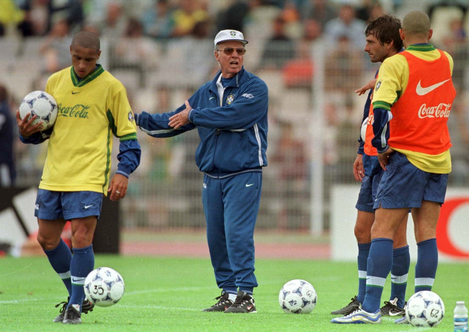 Zagallo orienta Roberto Carlos, Ronaldinho e Leonardo no treno da seleção brasileira na França — Foto: Hipólito Pereira / Agência O Globo