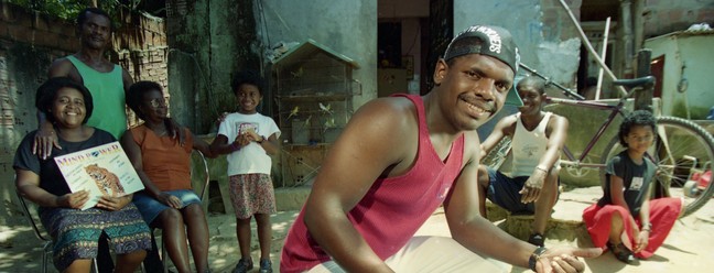 Mc Marcinho e a família em 1995 — Foto: Marizilda Cruppe / Agência O Globo