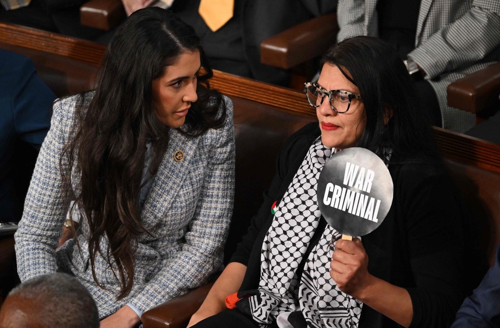 Anna Paulina Luna, republicana da Flórida, fala com Rashida Tlaib, democrata de Michigan, durante discurso de Netanyahu no Congresso — Foto: Saul Loeb / AFP