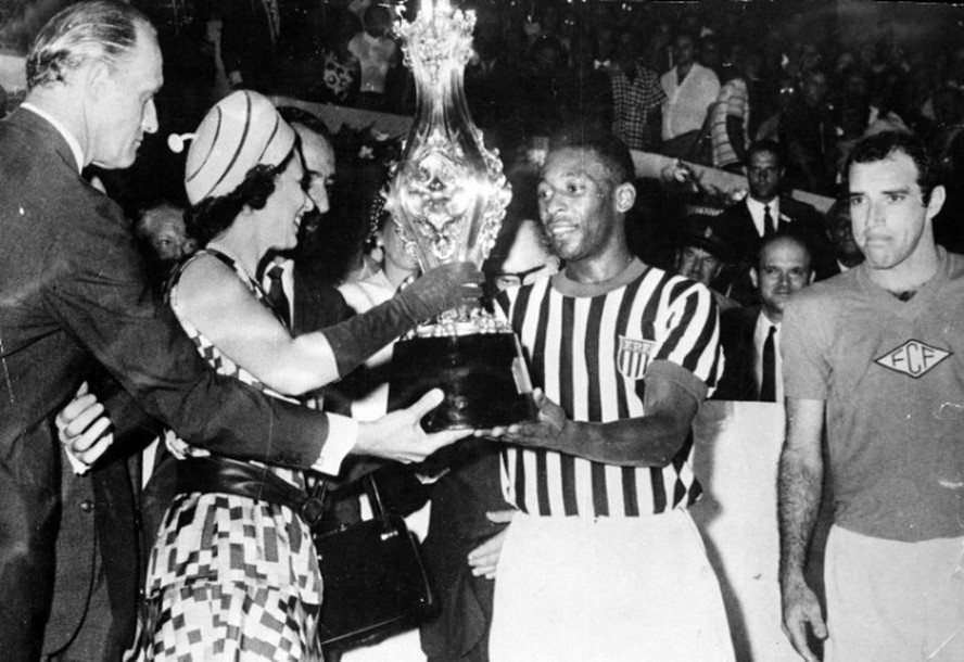 A rainha e Pelé no Maracanã em 1968
