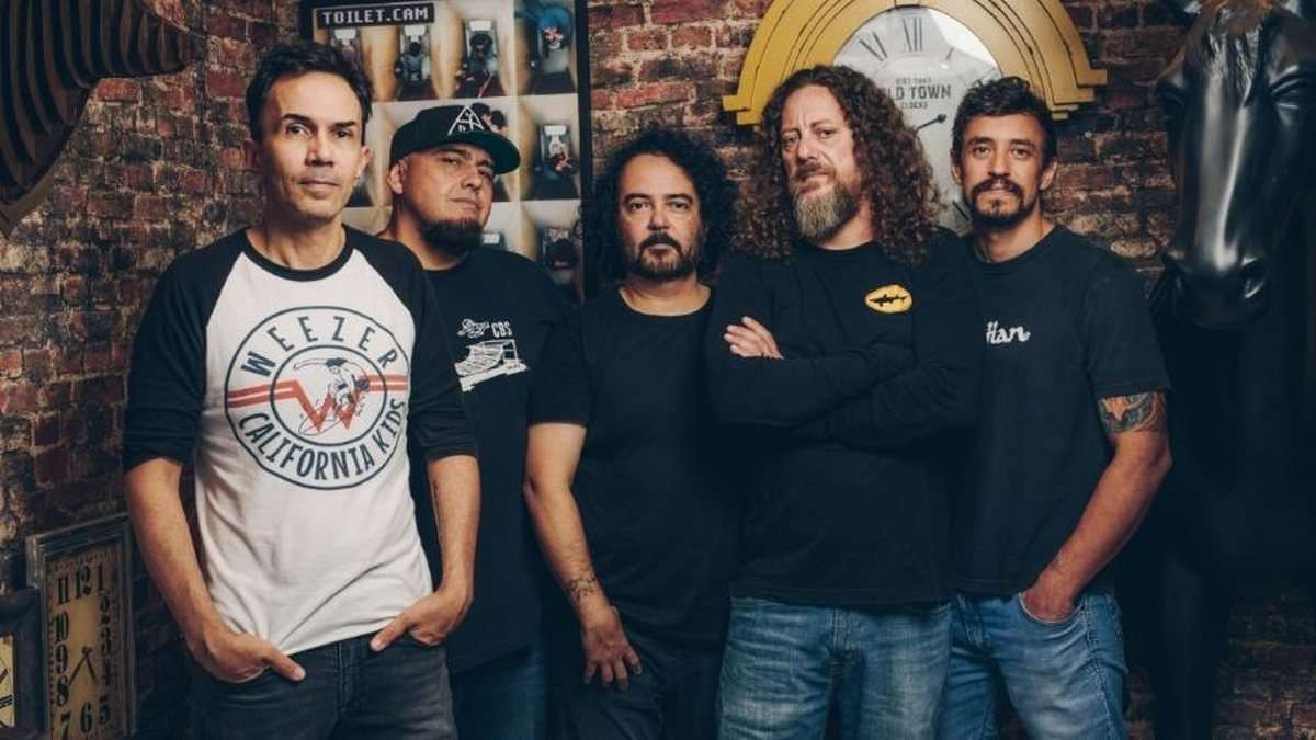 Raimundos com Marquim, Digão, Fred, Canisso e Caio. Banda ficou conhecida nos anos 90 por misturar ritmos populares brasileiros com gêneros como hard rock. — Foto: Divulgação