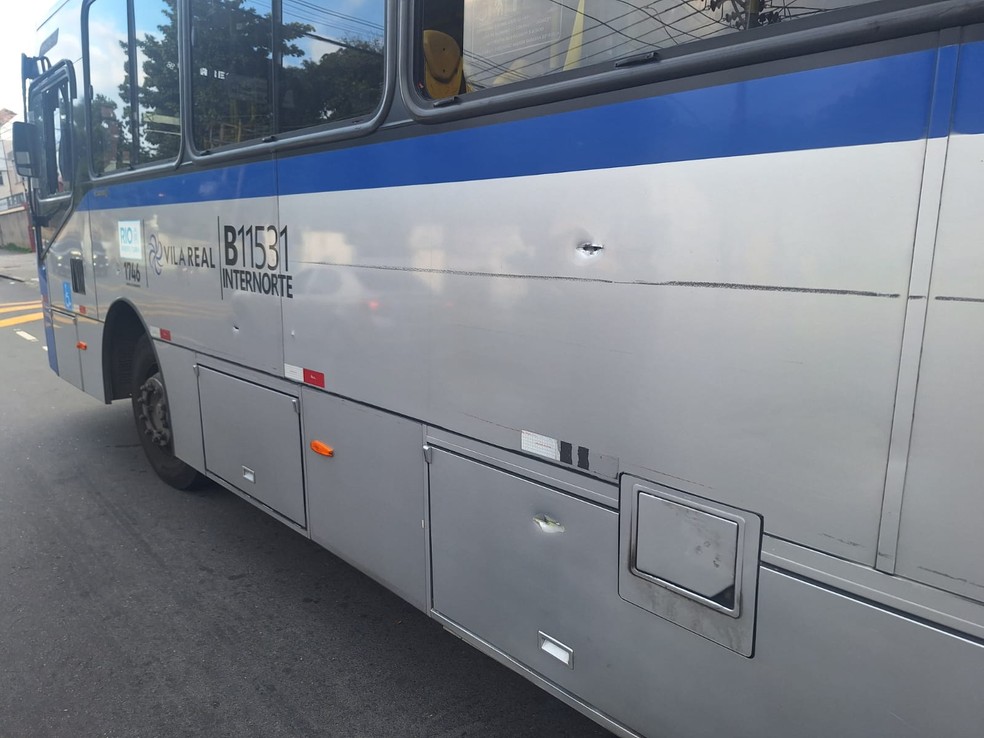 Ao menos 13 tiros atingiram ônibus que passava pela Avenida Brasil durante tiroteio — Foto: Jéssica Marques / Agência O Globo