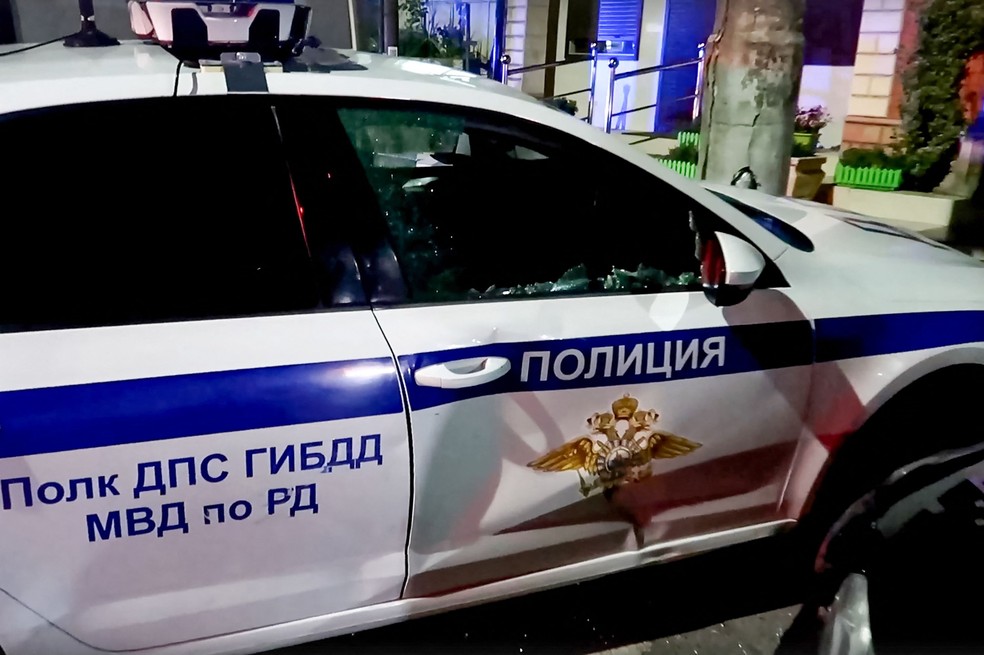 Viatura policial russa parcialmente destruída durante operação antiterrorismo no Daguestão — Foto: Comitê Nacional Antiterrorismo da Rússia/AFP