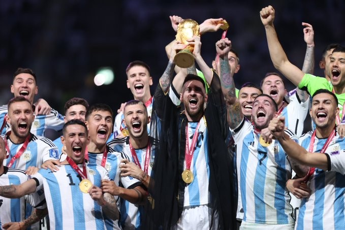 Messi ergue troféo com roupa típica — Foto: FIFA