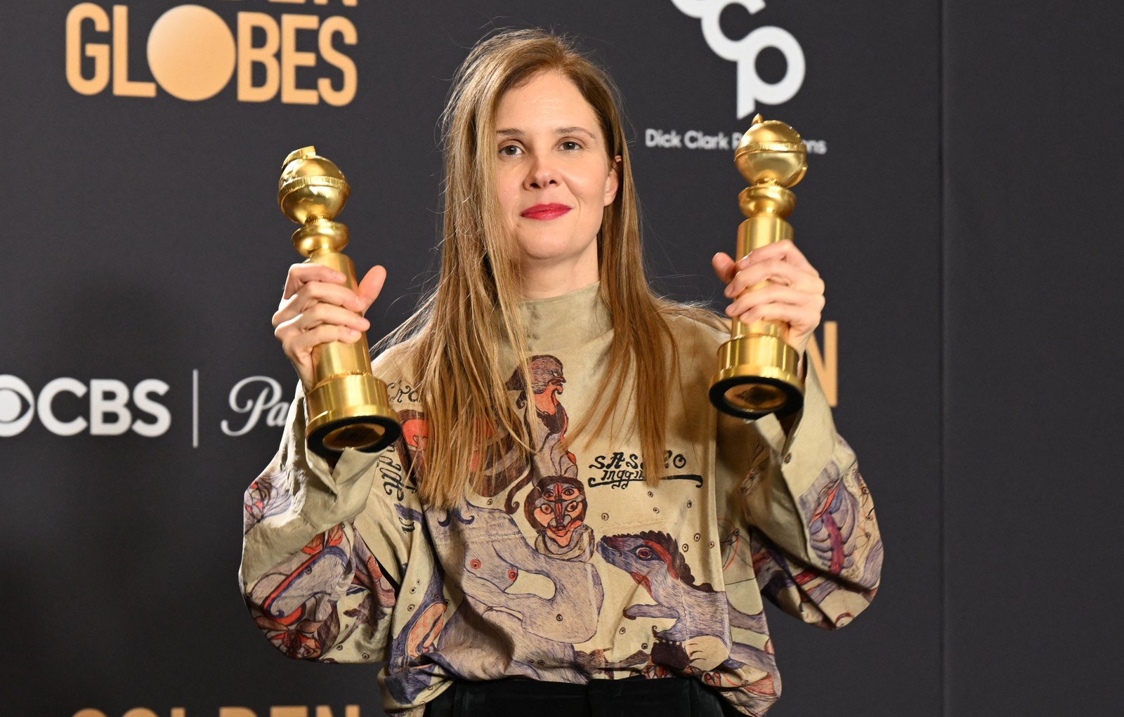 A francesa Justine Triet saiu do Globo de Ouro com as estatuetas de melhor roteiro e melhor filme de língua estrangeira — Foto: Robyn BECK / AFP