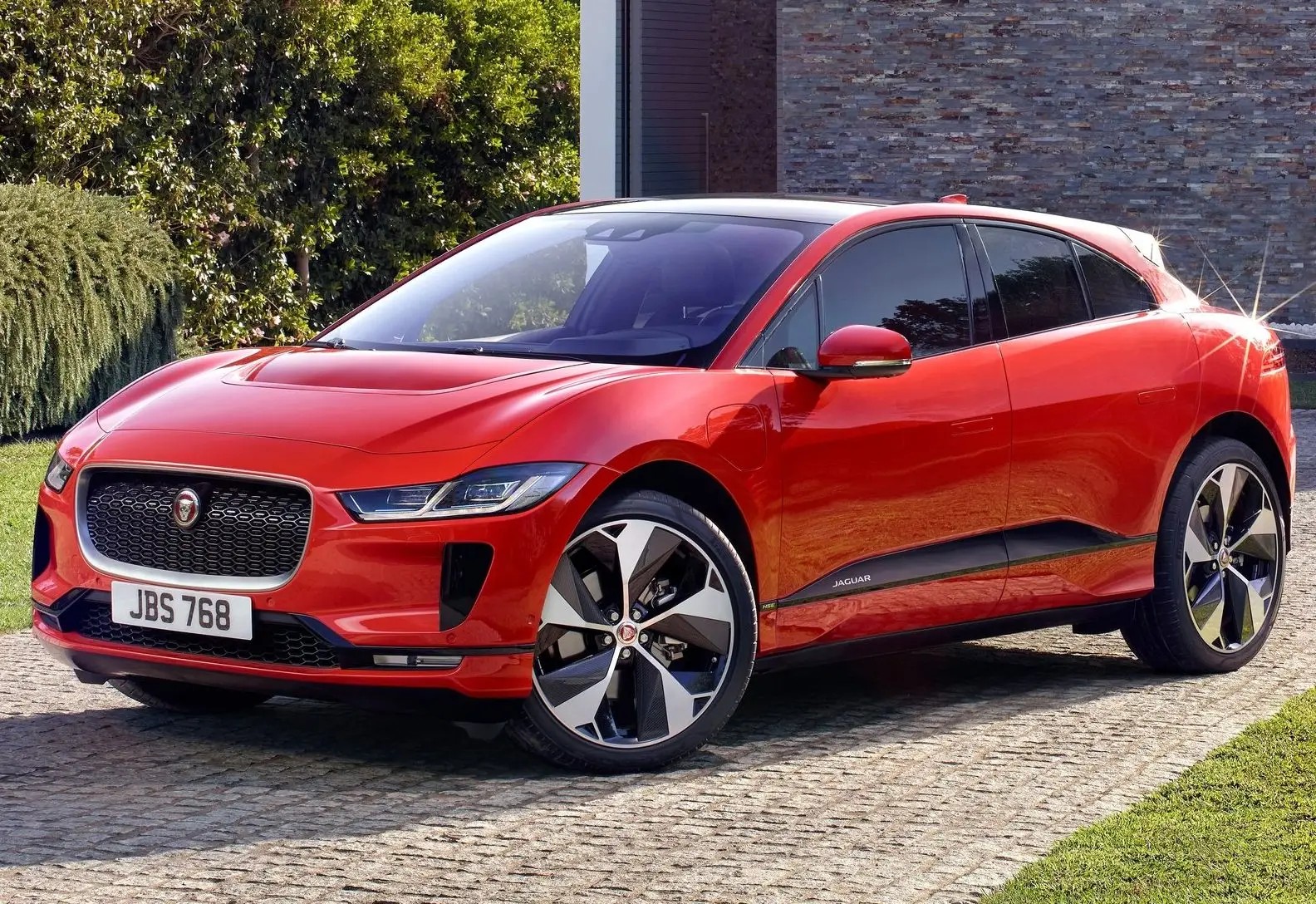 O Jaguar I-Pace é um SUV baixo e largo com a traseira de um hatchback. É tão esportivo de dirigir quanto qualquer outro Jaguar. O que é único: a aparência futurista do Jaguar I-Pace é funcional; Preço de partida: mais de R$ 346 mil — Foto: Divulgação