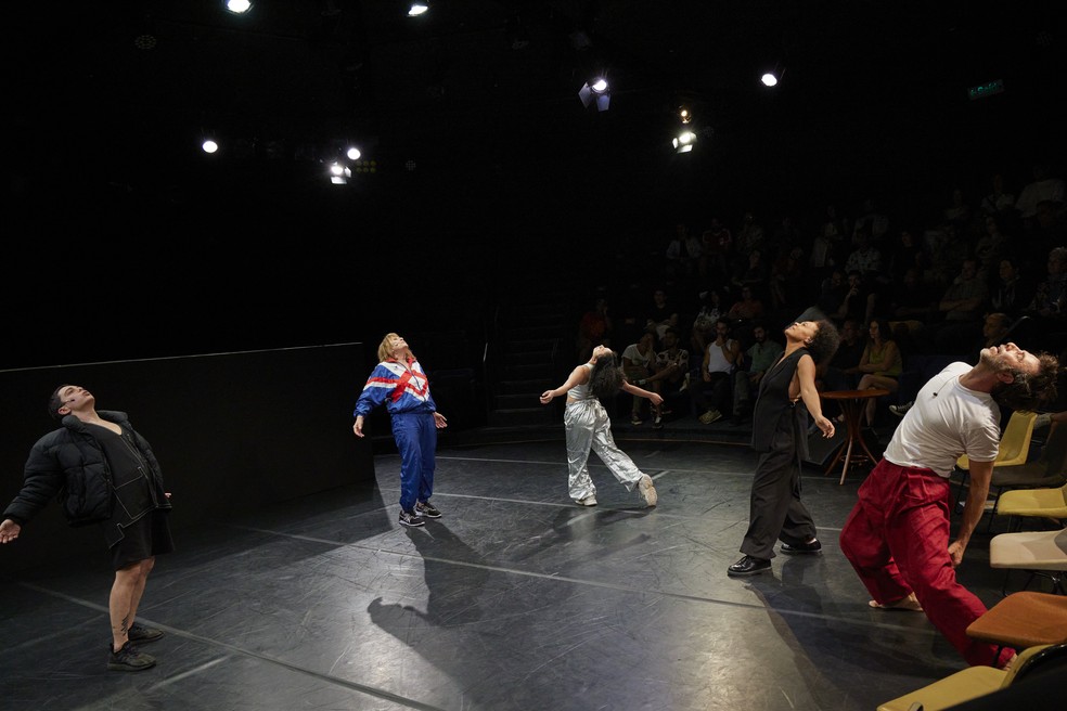 Cena de "Arte", peça do projeto cênico "Voo livre", da Cia Brasileira de Teatro — Foto: Nana Moraes/Divulgação