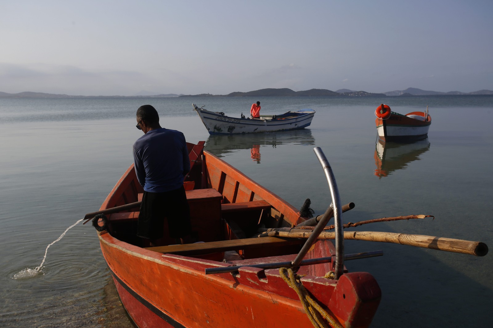 Em 1999, devido à poluição, não havia como pescar. O mar voltou a ter peixe em 2005, depois da mobilização de associações de pescadores e a sociedade civil organizada — Foto: Custodio Coimbra / Agência O Globo