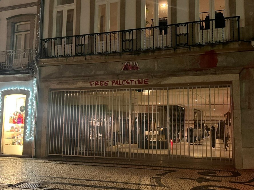 Ativistas pintaram a fachada da loja Zara em Porto (Portugal)