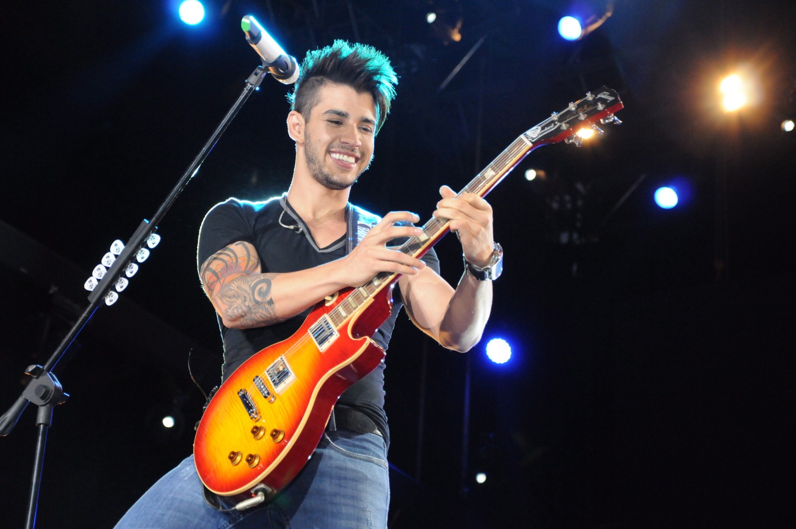 Gusttavo Lima durante show em Serra Dourada, Goiana, em 2012 — Foto: Nina Lima / Agência o Globo