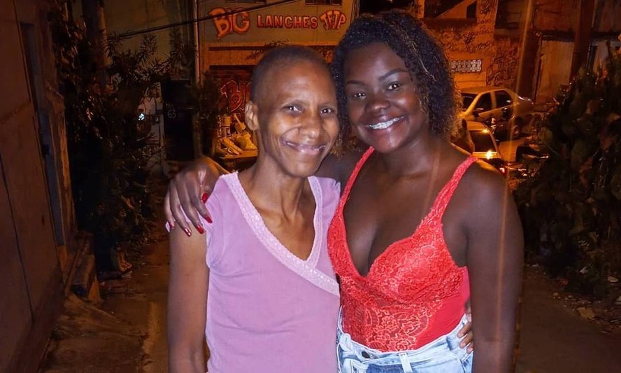 Deise Gouveia (esq) com a amiga Ana Paula: amizade após viralizar