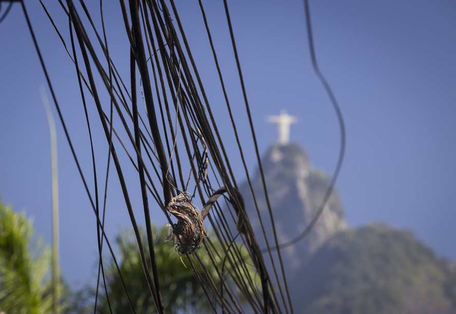 Emaranhado de cabos e fios cortados são comuns e representam riscos nas ruas do Rio.