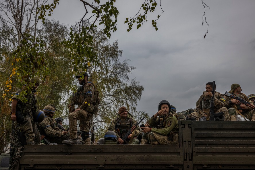 Combatentes estrangeiros do Batalhão Cárpato Sich, perto de Lyman, Ucrânia, no ano passado. O batalhão é um dos dois principais destinos dos combatentes da América Latina