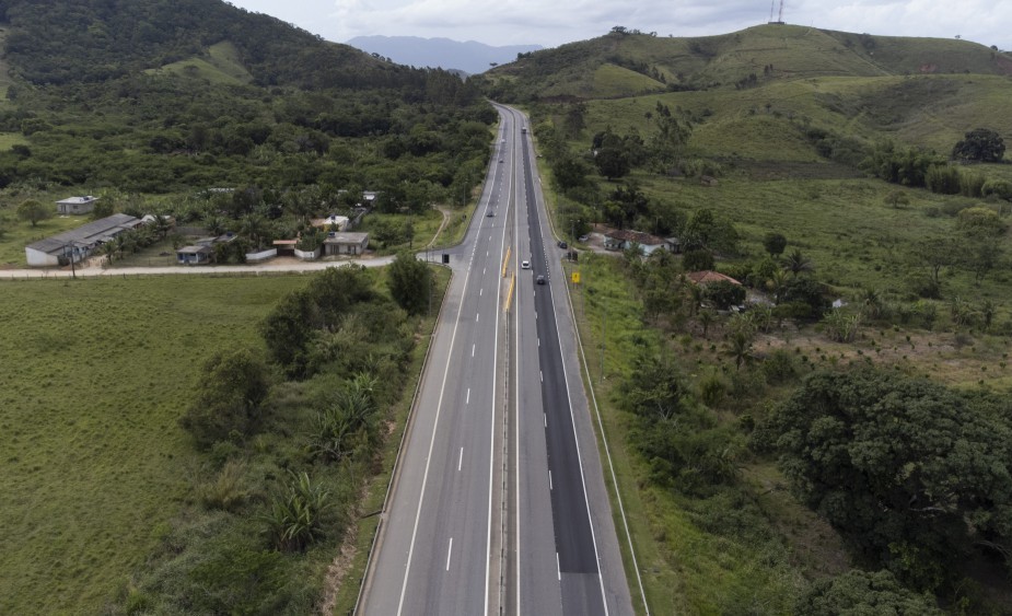 Via Lagos é considerada a melhor rodovia do Rio, mas caiu no ranking nacional da 16ª para a 50ª posição. Já foi considerada ótima, hoje é apenas boa, apresentando ondulações e irregularidades no asfalto.  — Foto: Márcia Foletto 