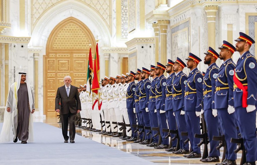 Lula é recebido com pompa no Palácio Presidencial de Abu Dhabi