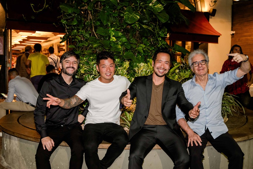 Campeões.  Da esquerda para a direita: Guilardo Rocha (Locale), Meguru Baba (Coltivi), Sei Shiroma (Ferro e Farinha)  e Bruno Tolpiakow (Cappricciosa) comemoram na noite de premiação do 50 Top Pizza L