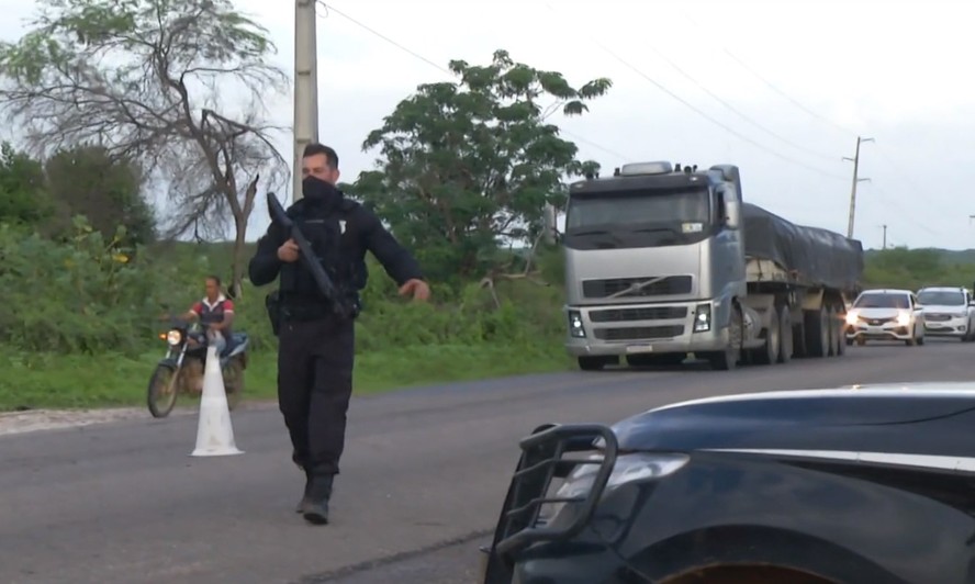 Policiais fazem barreira em Baraúna (RN), cidade onde detentos do presídio de Mossoró se refugiaram após fuga no último dia 14