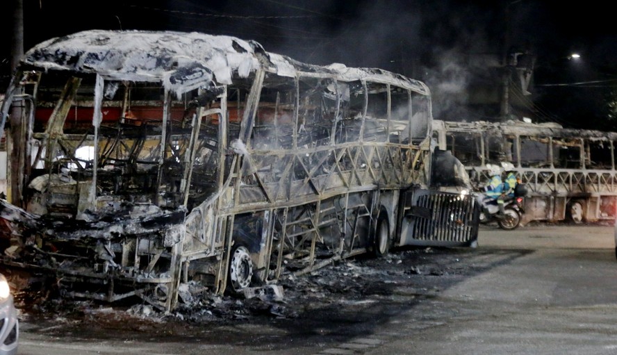 Ônibus incendiado na Avenida Santa Cruz