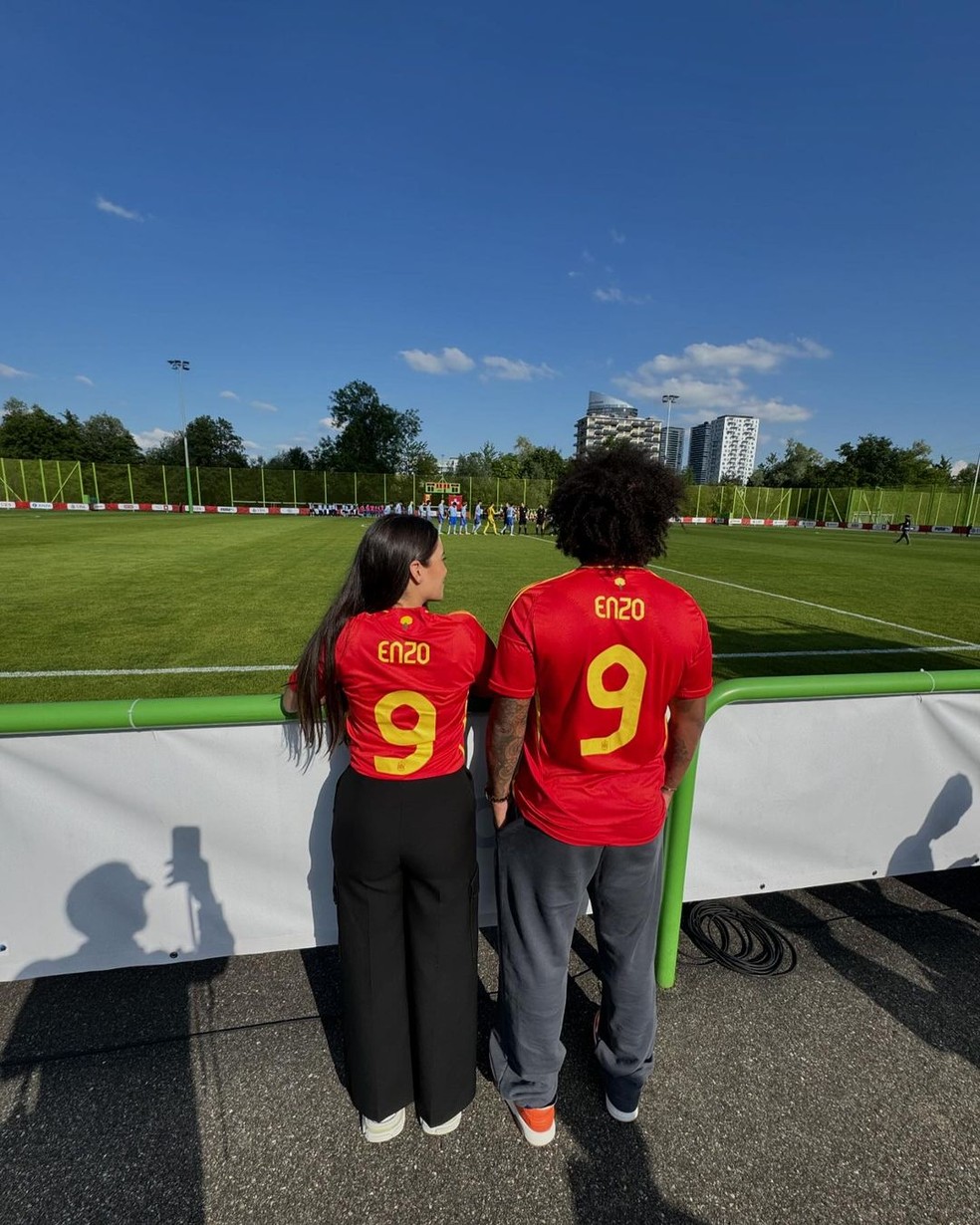 Marcelo e Clarice vestem camisa de Enzo da seleção espanhola — Foto: Instagram